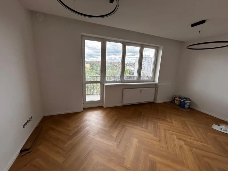 Pokoj po výmalbě s novým parapetem a velkým oknem