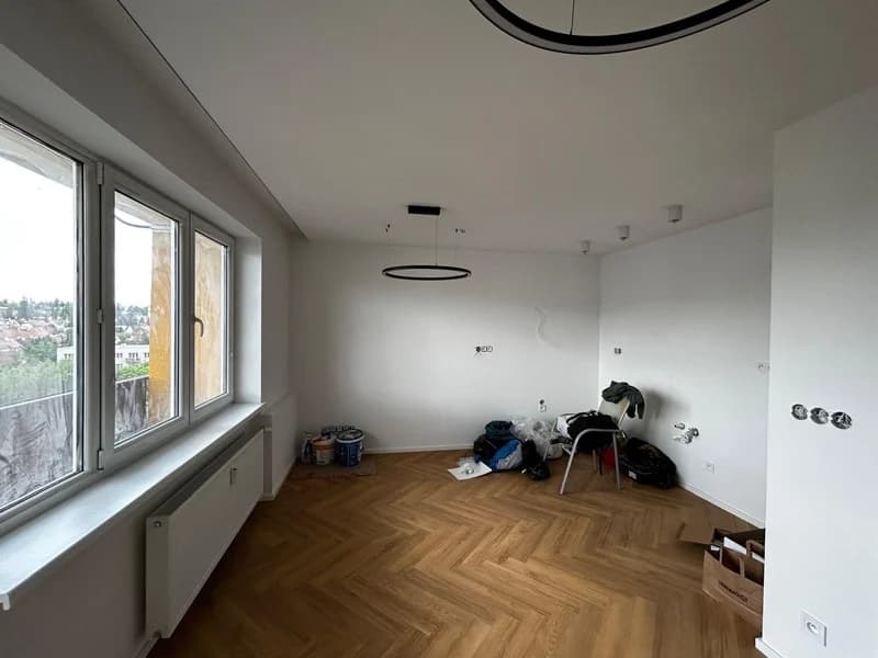 Interiér v průběhu dokončovacích prací a výmalby