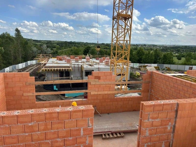 Rozestavěný bytový dům s věžovým jeřábem a bedněním stropu